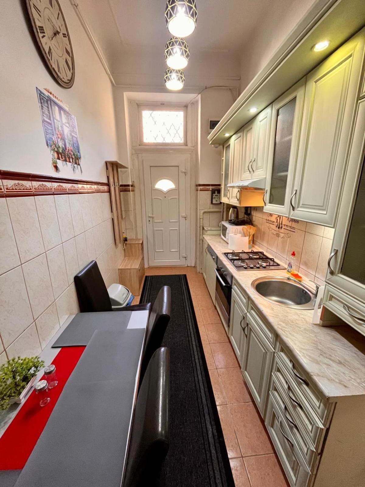 Appartement Kalvaria With Balcony, Free Parking And Ac Boedapest
